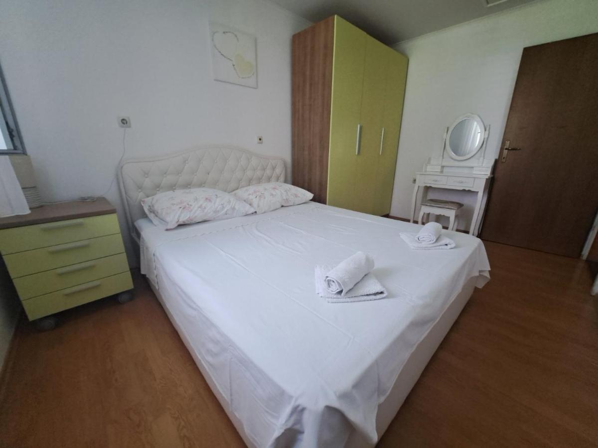 Apartmani Dijana Palit Экстерьер фото
